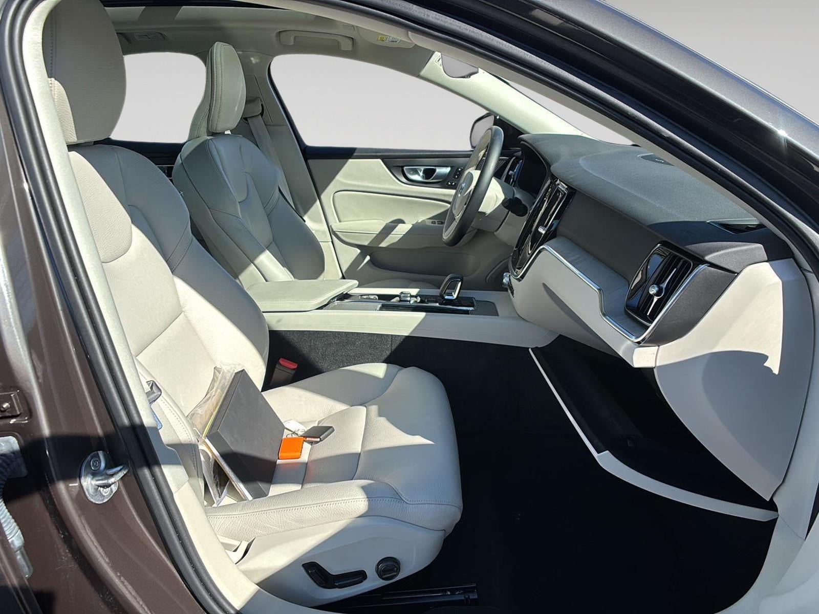 2024 Volvo S60 Plus Dark Theme