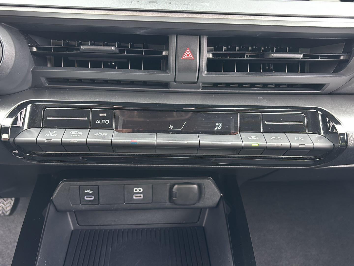 2024 Toyota Prius LE (Natl)