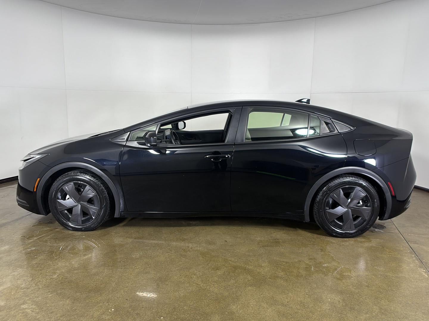 2025 Toyota Prius LE (Natl)