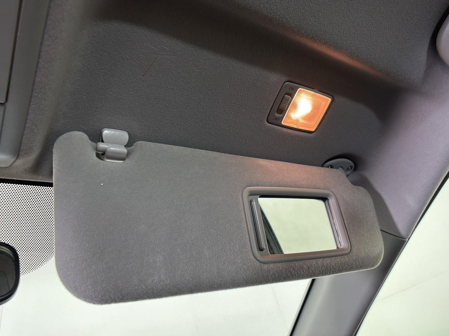 2004 Toyota Prius 5dr HB (Natl)