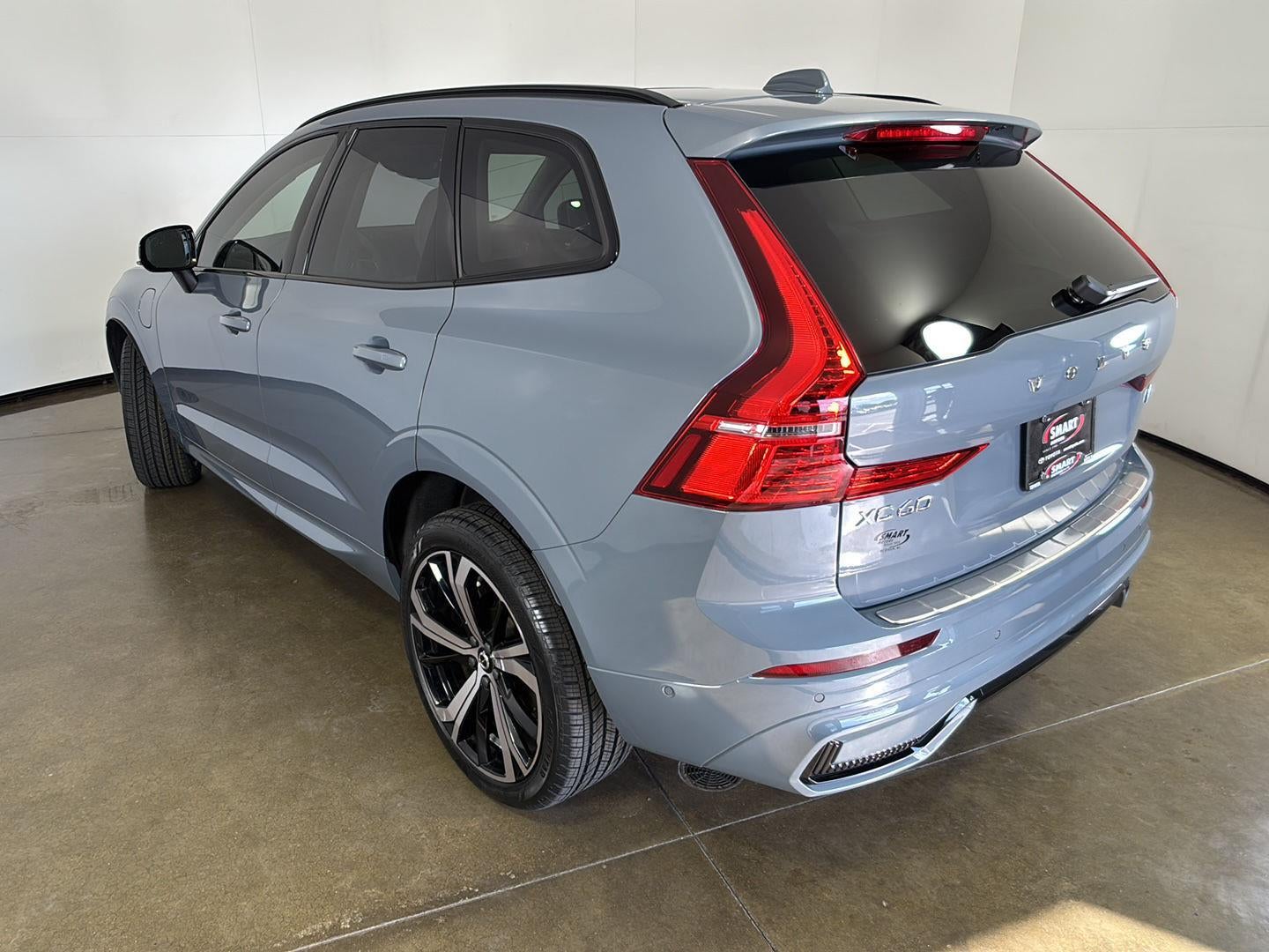 2023 Volvo XC60 Recharge Plug-In Hybrid Ultimate Dark Theme