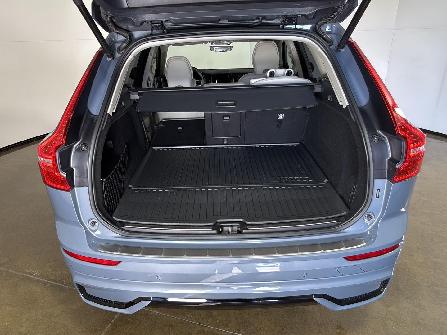 2023 Volvo XC60 Recharge Plug-In Hybrid Ultimate Dark Theme