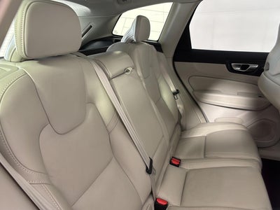2023 Volvo XC60 Recharge Plug-In Hybrid Ultimate Dark Theme