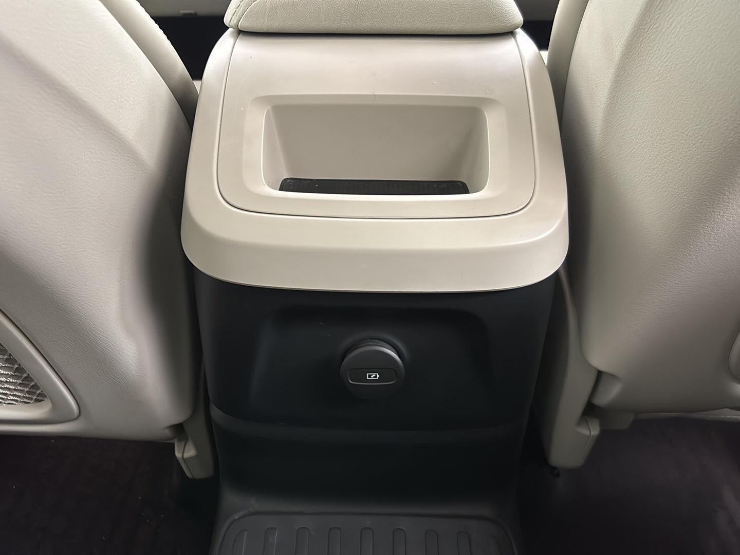 2023 Volvo XC60 Recharge Plug-In Hybrid Ultimate Dark Theme