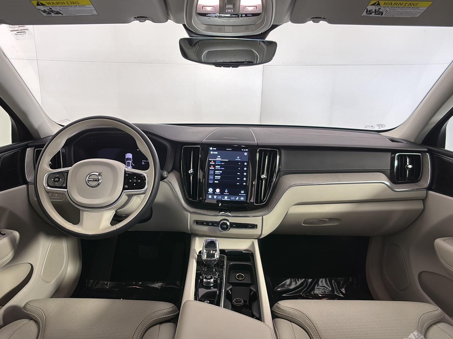 2023 Volvo XC60 Recharge Plug-In Hybrid Ultimate Dark Theme