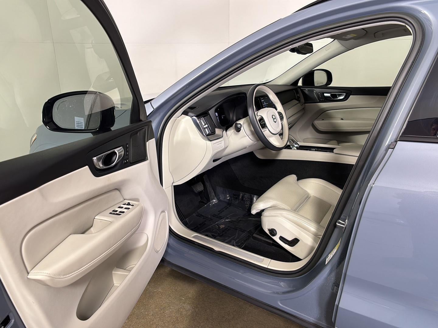 2023 Volvo XC60 Recharge Plug-In Hybrid Ultimate Dark Theme