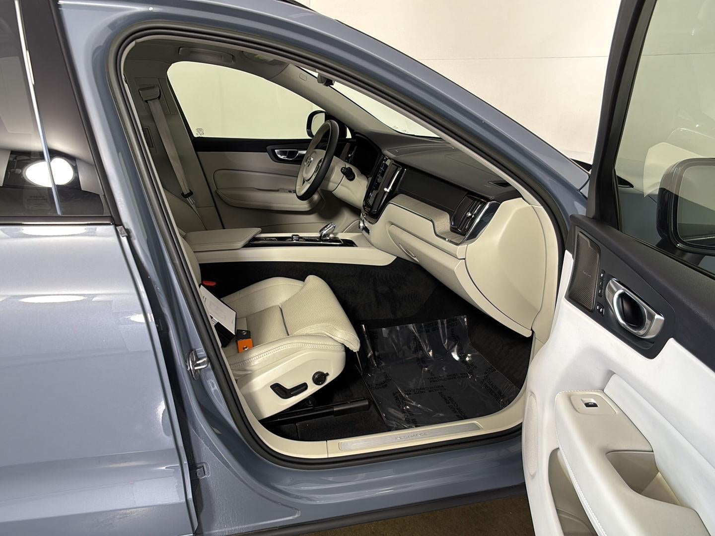 2023 Volvo XC60 Recharge Plug-In Hybrid Ultimate Dark Theme