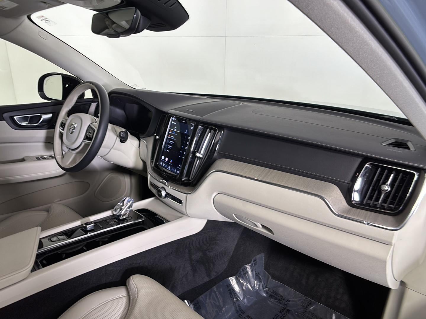 2023 Volvo XC60 Recharge Plug-In Hybrid Ultimate Dark Theme
