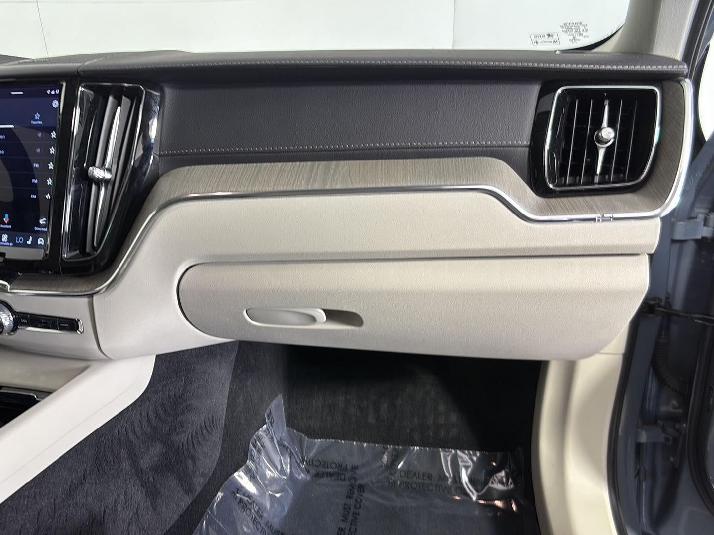 2023 Volvo XC60 Recharge Plug-In Hybrid Ultimate Dark Theme