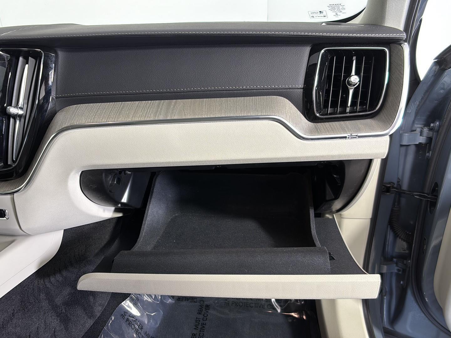 2023 Volvo XC60 Recharge Plug-In Hybrid Ultimate Dark Theme