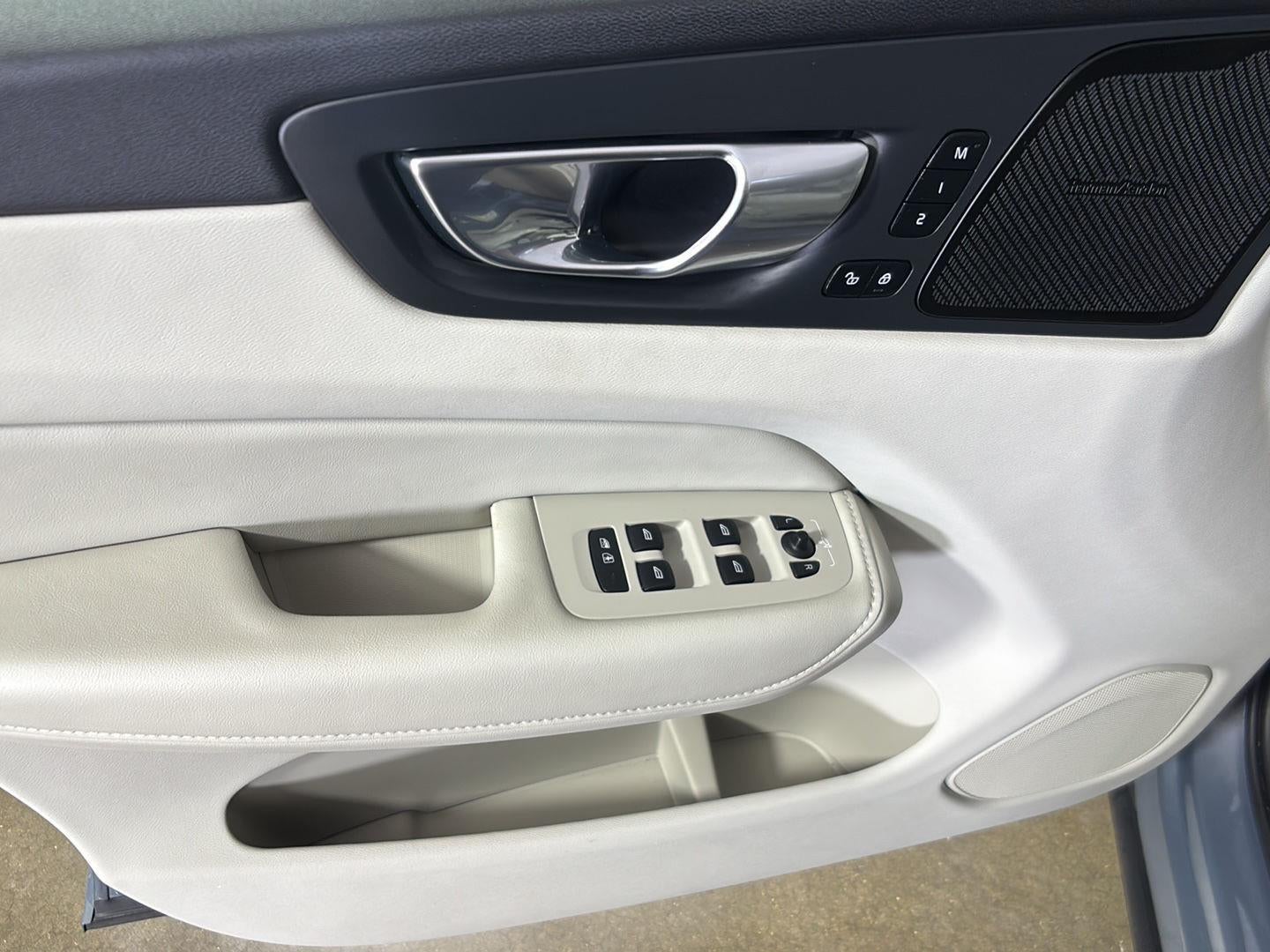 2023 Volvo XC60 Recharge Plug-In Hybrid Ultimate Dark Theme