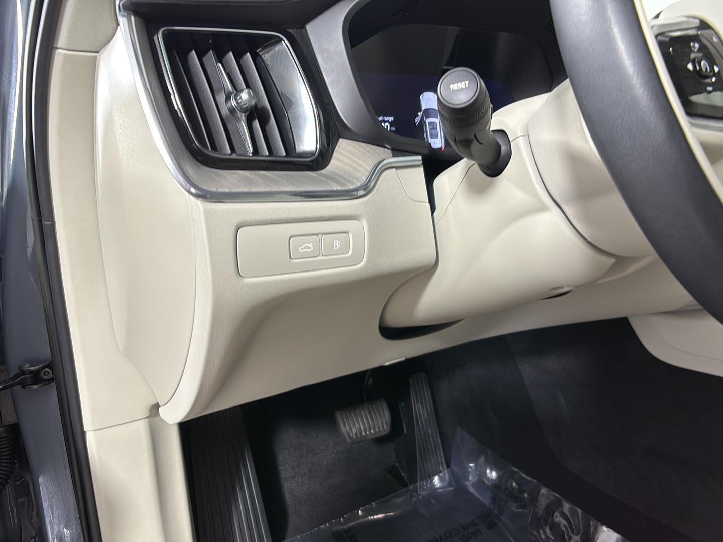 2023 Volvo XC60 Recharge Plug-In Hybrid Ultimate Dark Theme