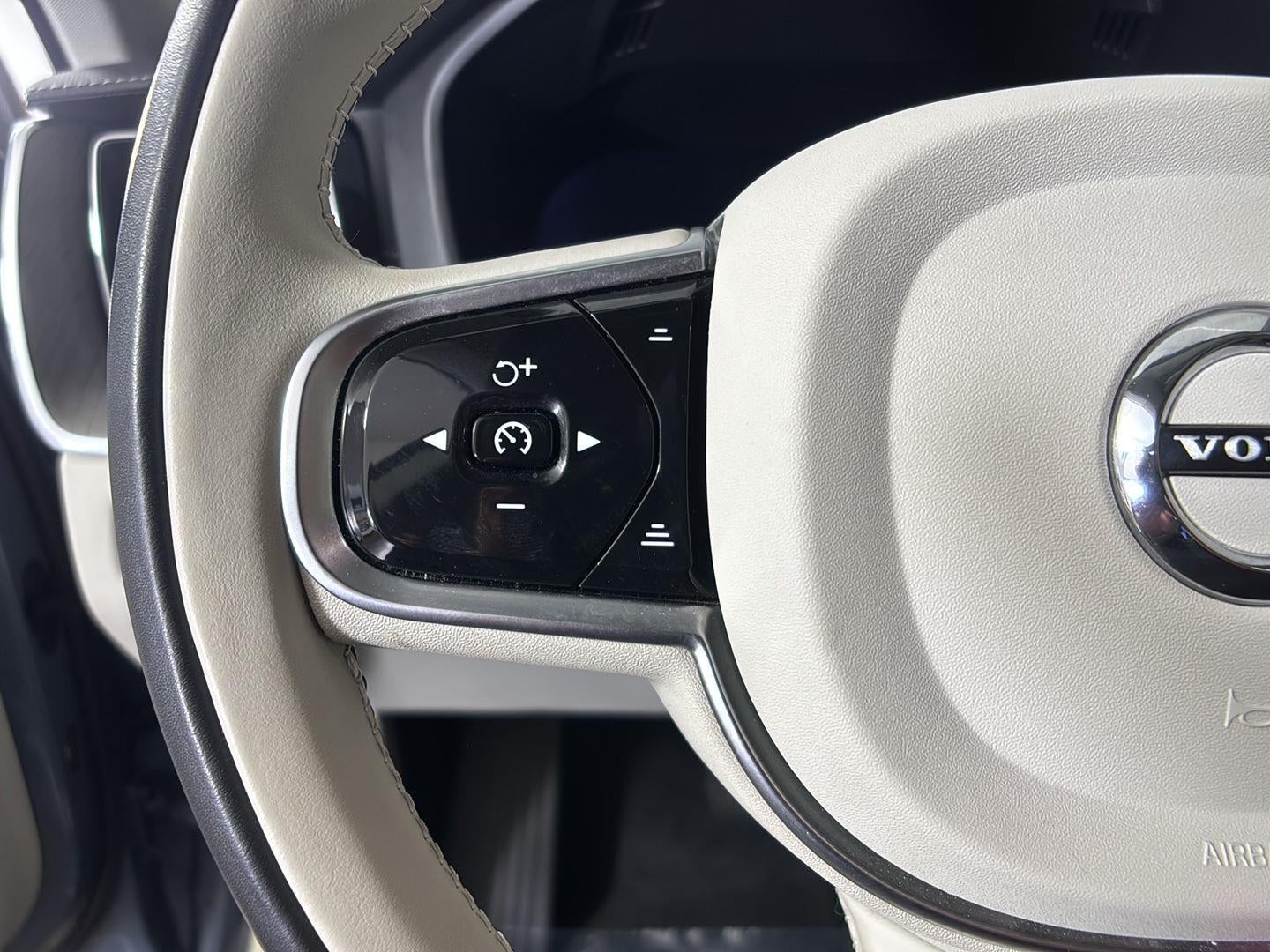 2023 Volvo XC60 Recharge Plug-In Hybrid Ultimate Dark Theme