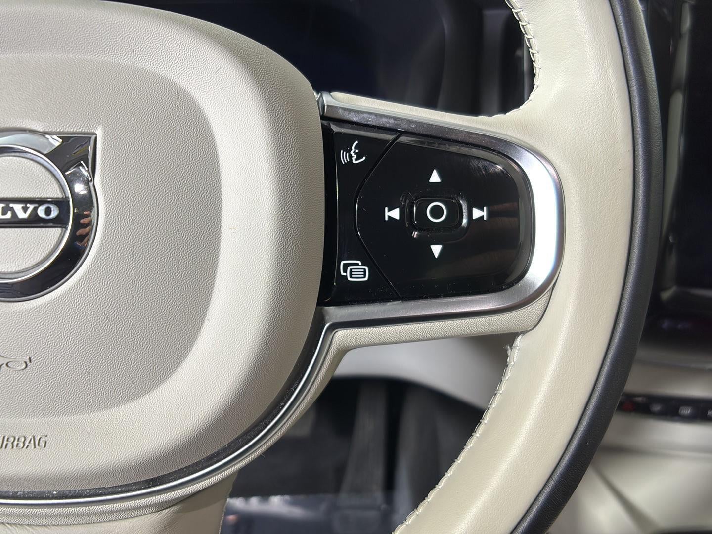 2023 Volvo XC60 Recharge Plug-In Hybrid Ultimate Dark Theme
