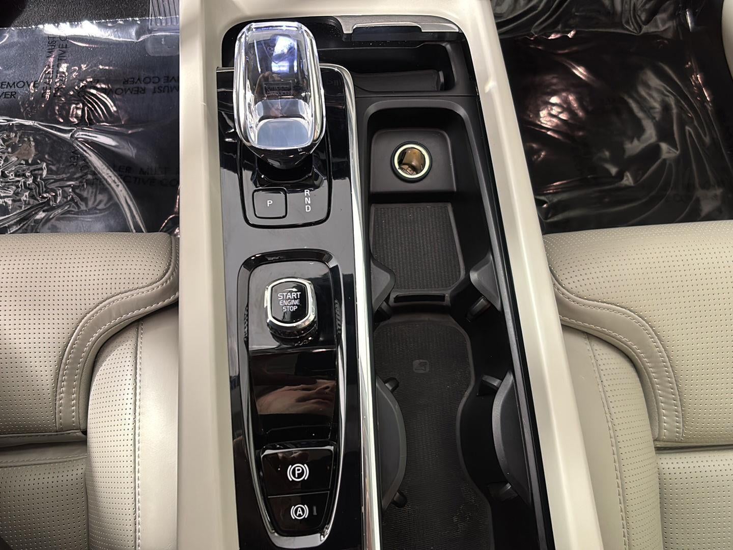 2023 Volvo XC60 Recharge Plug-In Hybrid Ultimate Dark Theme