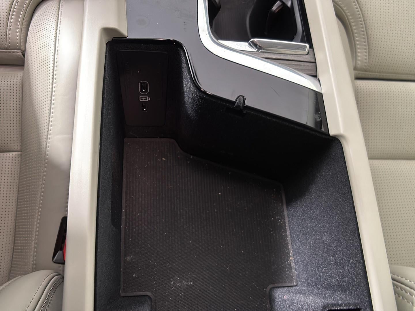 2023 Volvo XC60 Recharge Plug-In Hybrid Ultimate Dark Theme