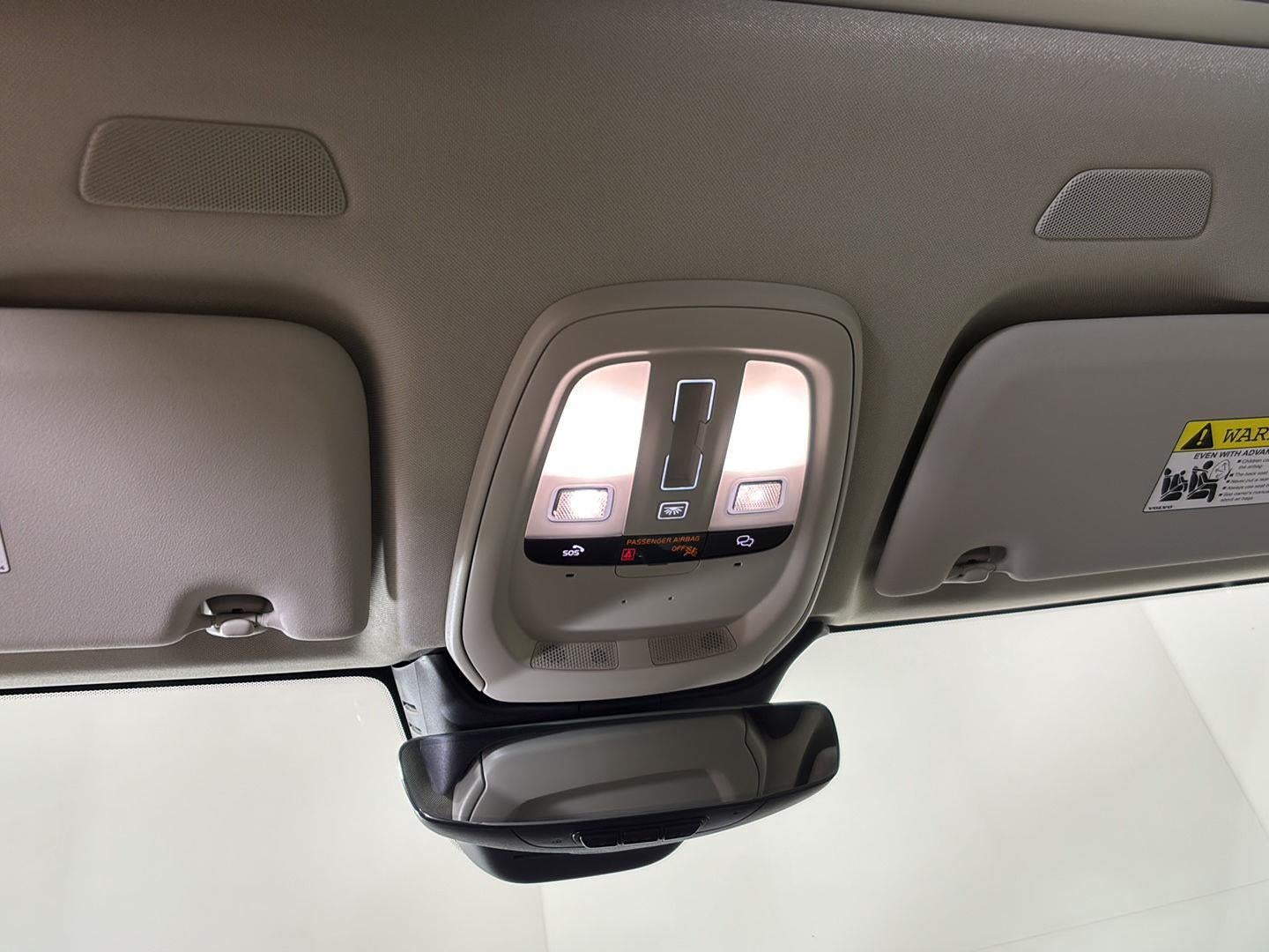 2023 Volvo XC60 Recharge Plug-In Hybrid Ultimate Dark Theme