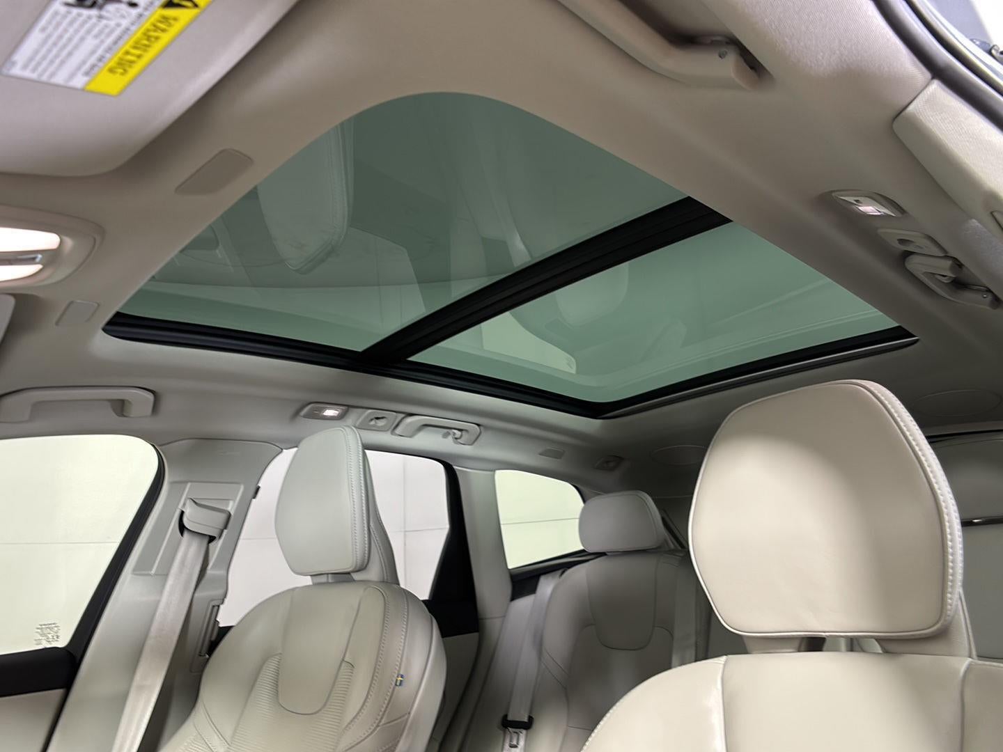 2023 Volvo XC60 Recharge Plug-In Hybrid Ultimate Dark Theme