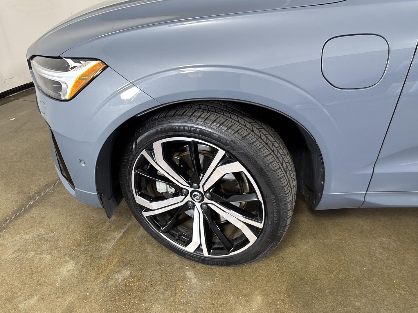 2023 Volvo XC60 Recharge Plug-In Hybrid Ultimate Dark Theme