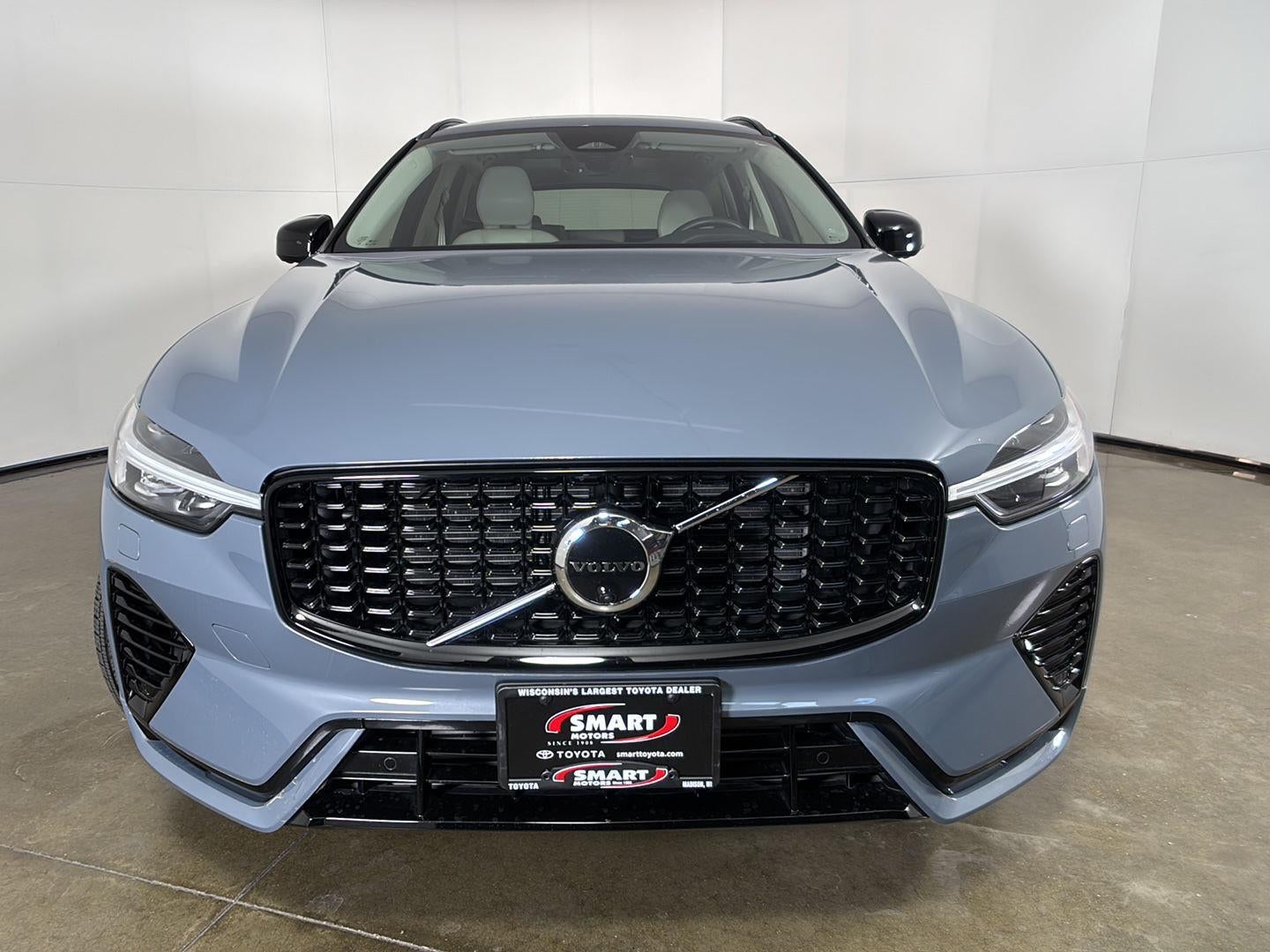 2023 Volvo XC60 Recharge Plug-In Hybrid Ultimate Dark Theme