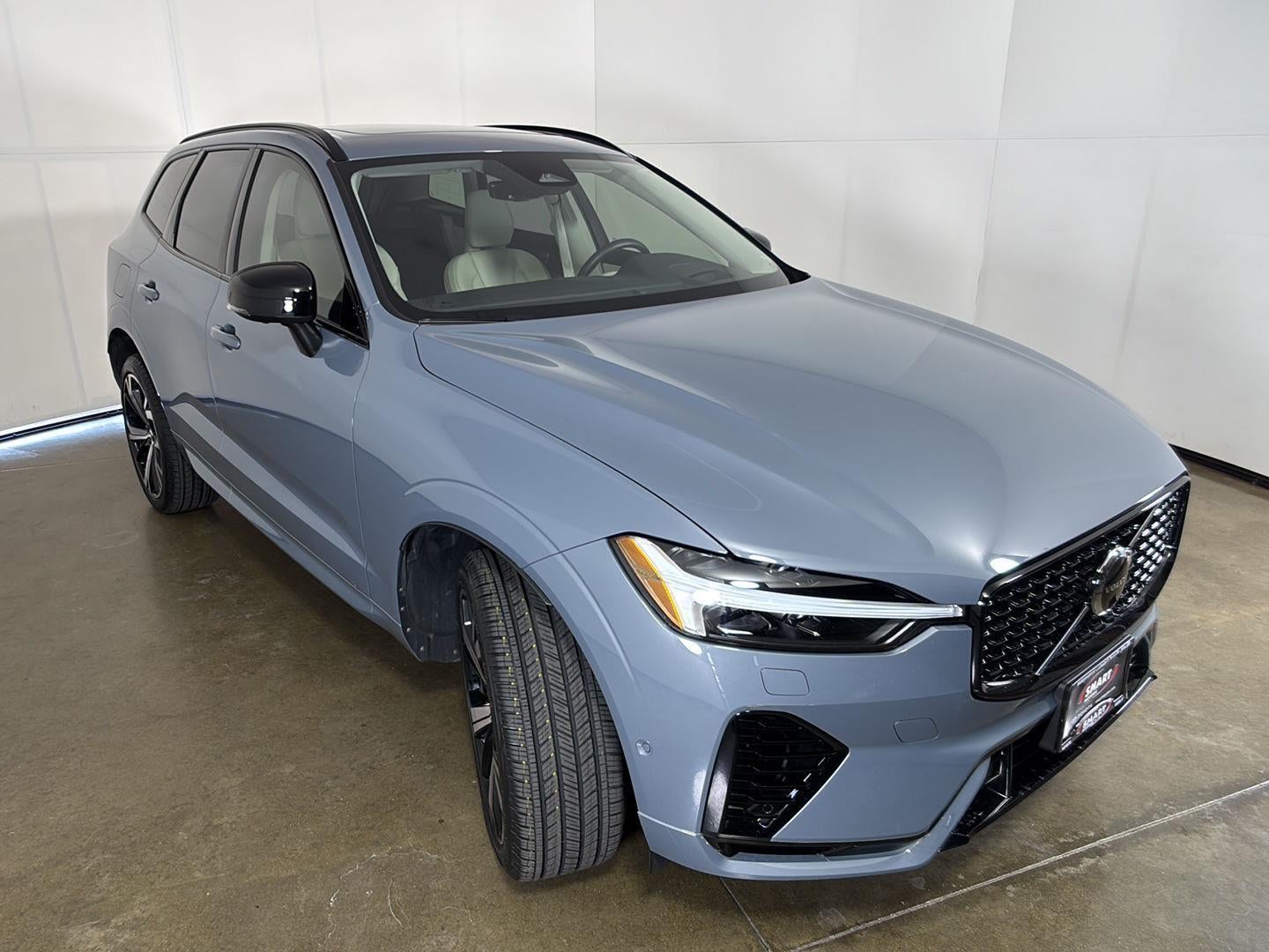 2023 Volvo XC60 Recharge Plug-In Hybrid Ultimate Dark Theme
