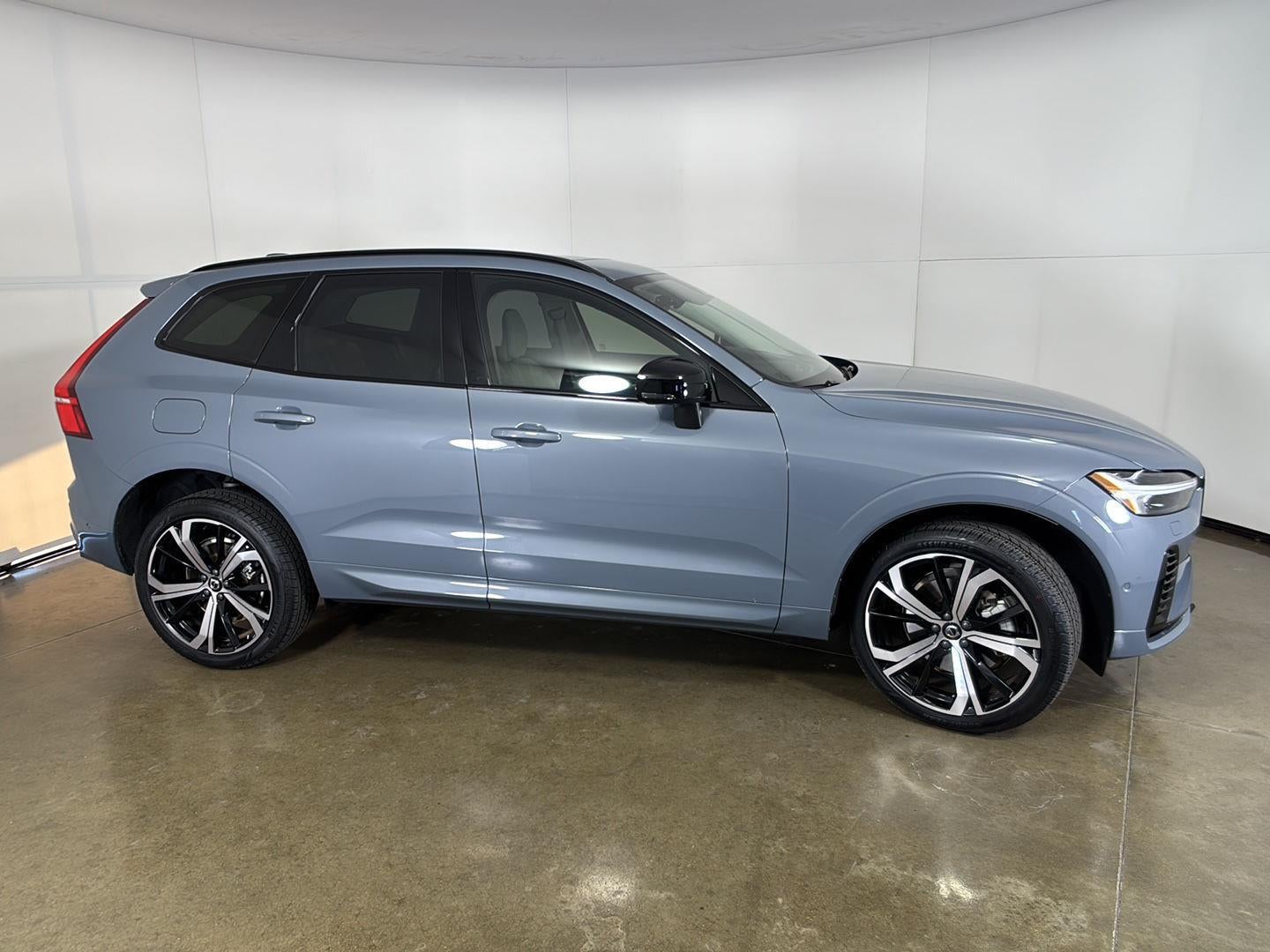 2023 Volvo XC60 Recharge Plug-In Hybrid Ultimate Dark Theme